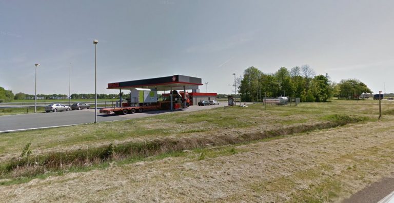 Automobilist knalt op gevel tankstation