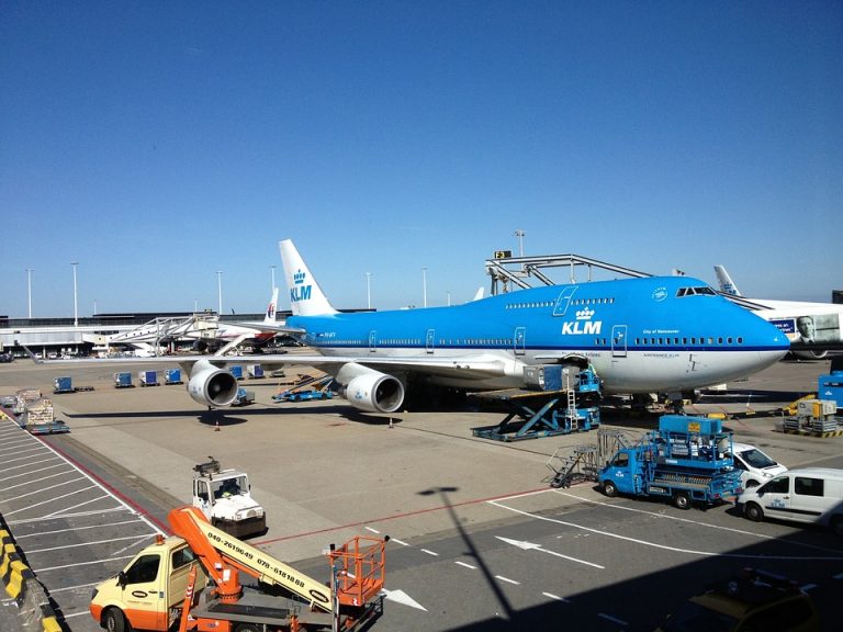 Mist op Schiphol; vliegtuigen landen op Eelde