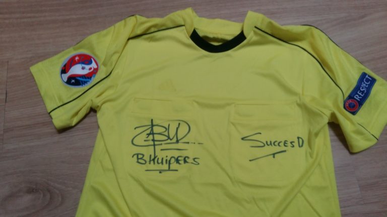 Uniek gesigneerd EK-scheidsrechters shirt Björn Kuipers voor gehandicaptensport in veiling