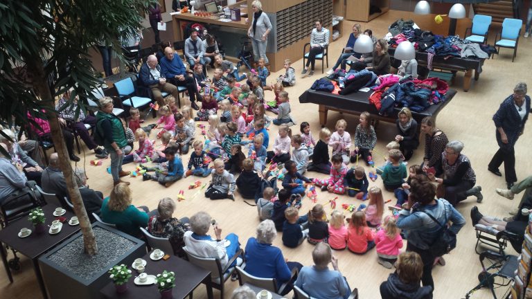 Leerlingen Regenboogschool Bedum langs Alegunda Ilberi