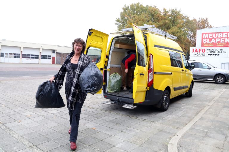 Kledingbank Surhuisterveen ontvangt kleding van gemeente Grootegast