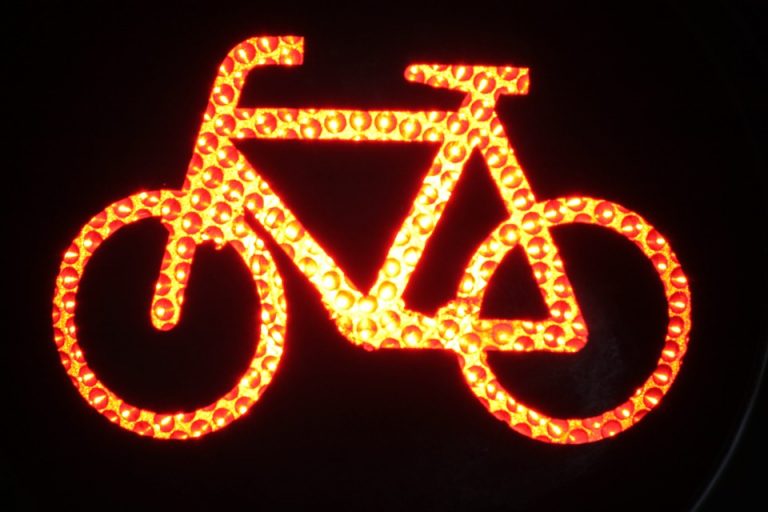 050 logo op alle verkeerslichten voor fietsers