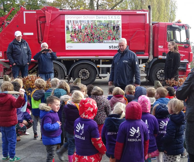 SKSG kinderen op vuilniswagen door afvalproject