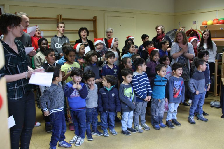 Kinderen genieten van oer-Hollandse kerstviering op obs Wereldwijs