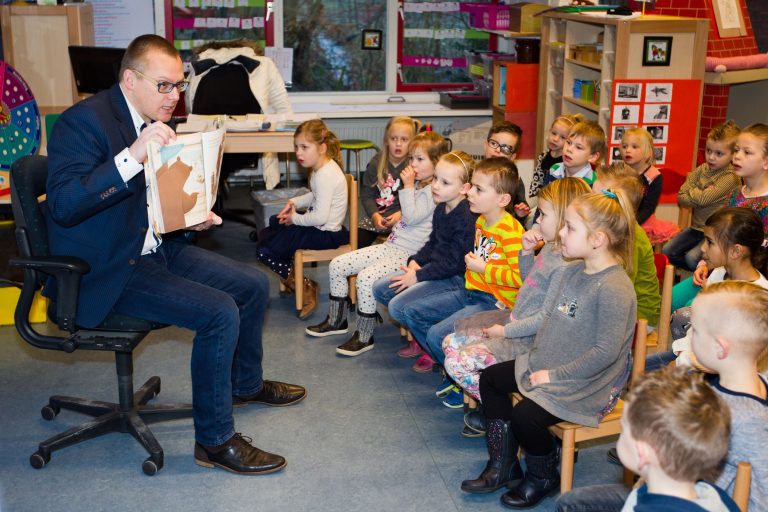 Wethouder Bart Huizing trapt Nationale Voorleesdagen in Bellingwedde af