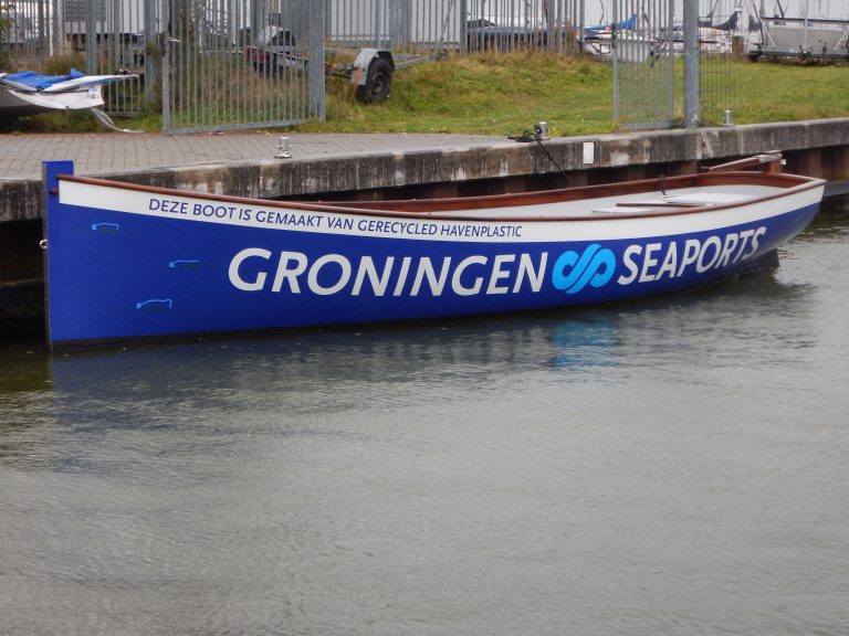 Bijzondere doop van Admiraal-sloep van gerecycled havenplastic