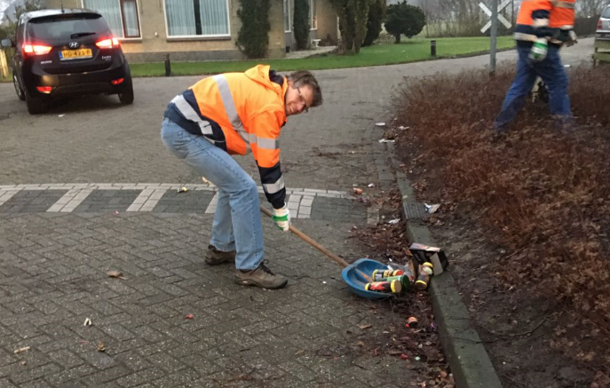 Burgemeester Grootegast ruimt vuurwerkresten op