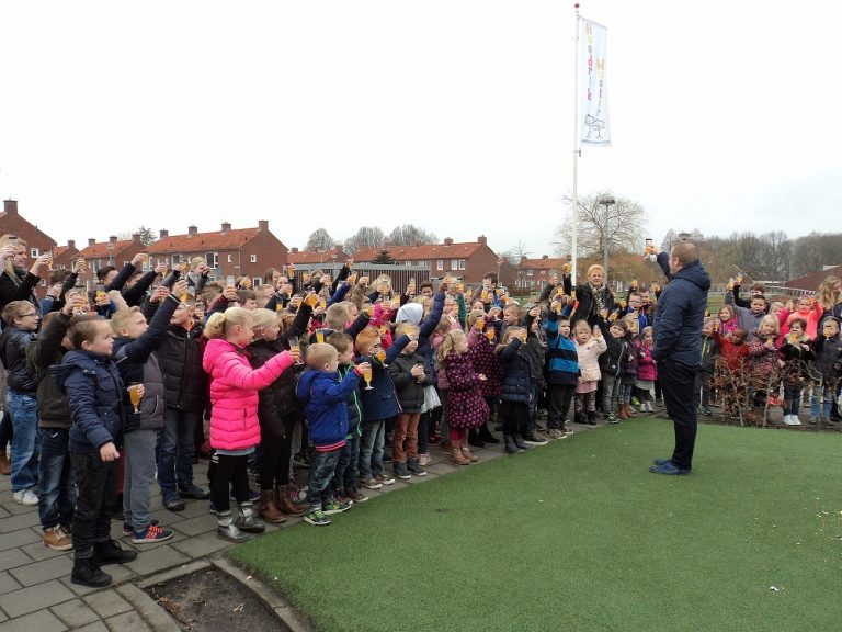 Leerlingen OBS Hendrik Wester proosten op nieuw speeltoestel