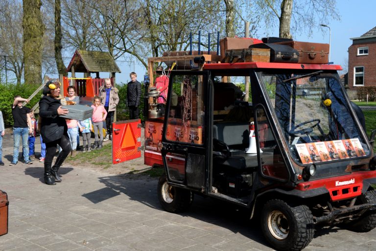 Tijdreis Toekomstkoffers van basisschoolleerlingen voor theaterproject Roegzand was een feest