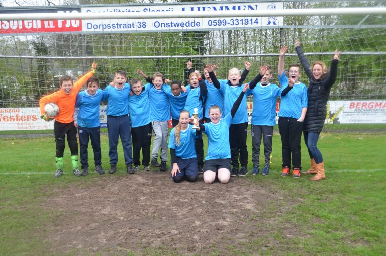 OBS Hendrik Wester wint schoolvoetbaltoernooi