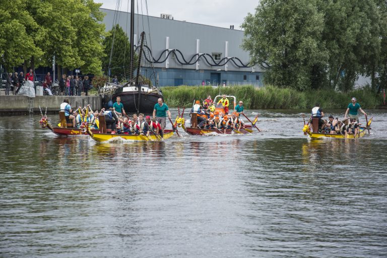 Oldambtster Drakenbootrace in de haven van Winschoten