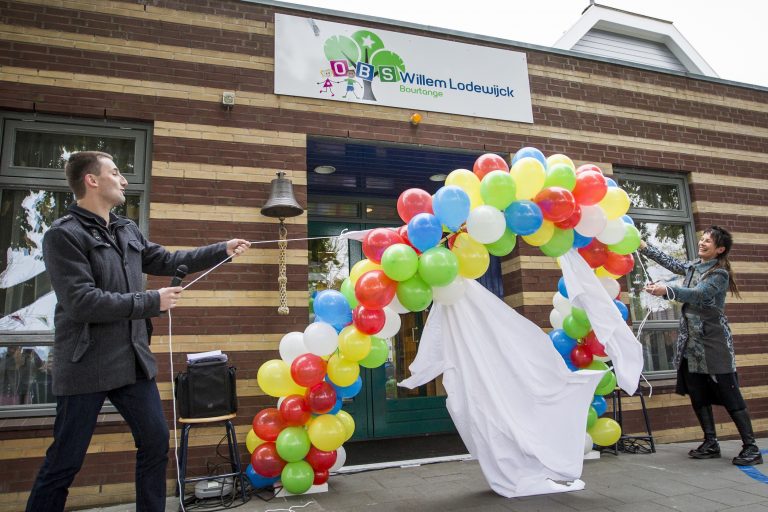 Wethouder Potze opent vernieuwd schoolplein obs Willem Lodewijck