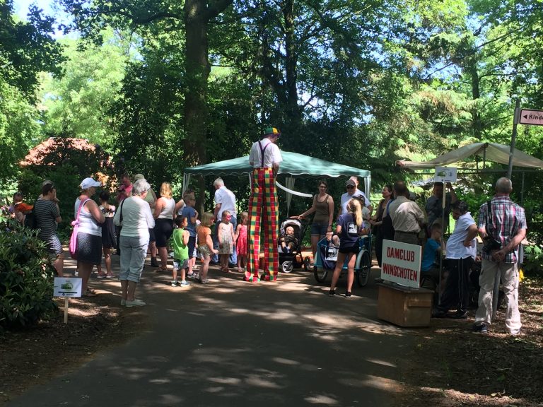 Bezoekers genieten tijdens warme Dag van het Park