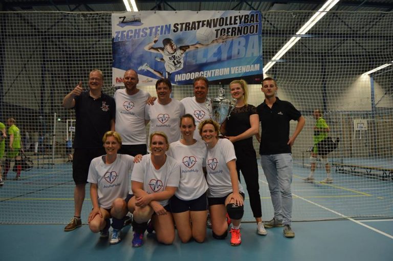 Acute hulp winnaar Zechstein Stratenvolleybal toernooi