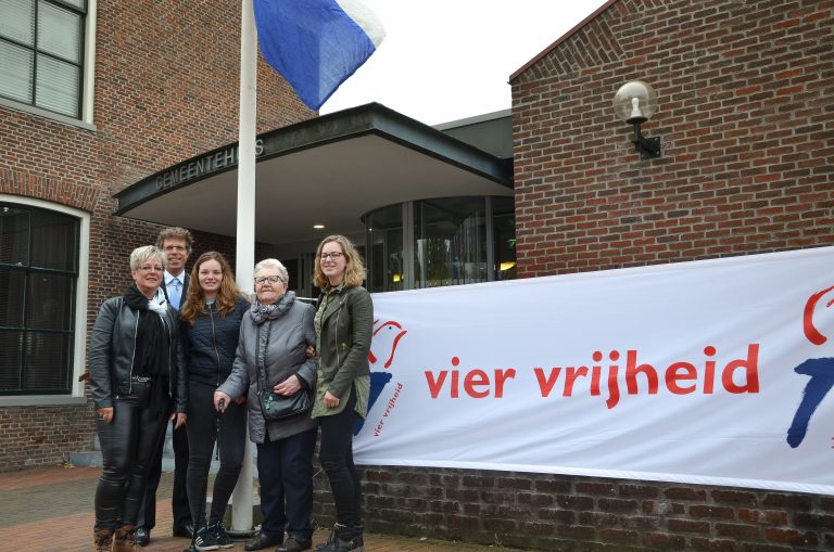 Jantje Berghuis-Postema (88 jaar) vergezelt burgemeester bij vrijheidsmaaltijd