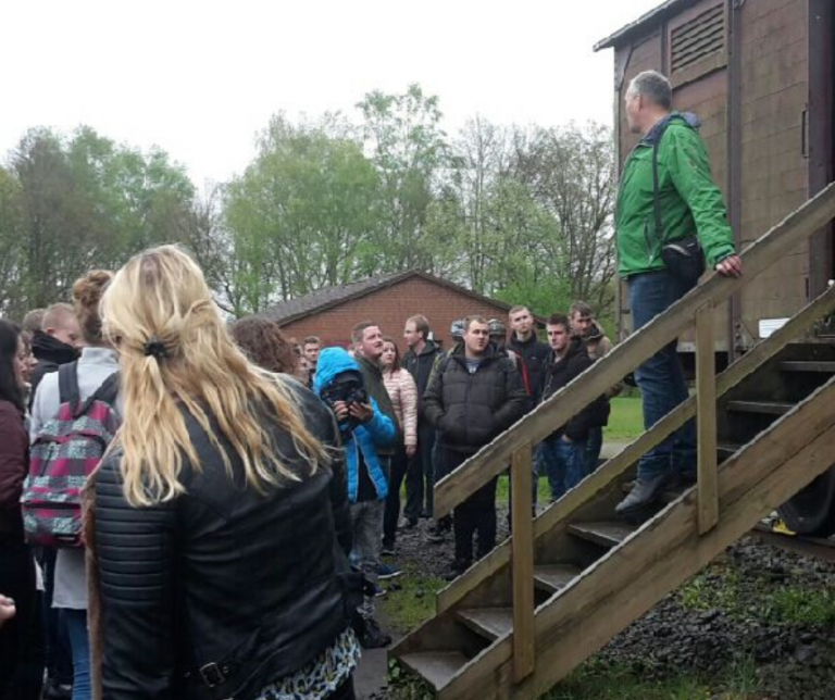 Studenten Noorderpoort op excursie naar Bergen-Belsen