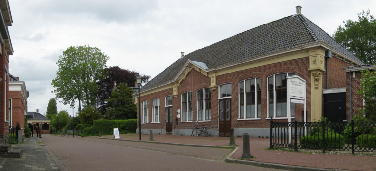 Henk Staghouwer onthult Waddenbank in Warffum