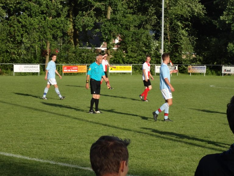 Scheidsrechter Bierma met rood van het veld gestuurd