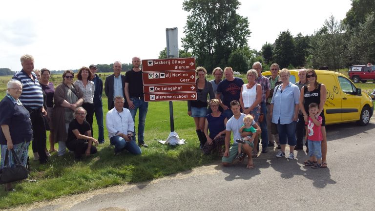 Wethouder Hans Ronde onthult toeristische borden in noordelijke dorpen