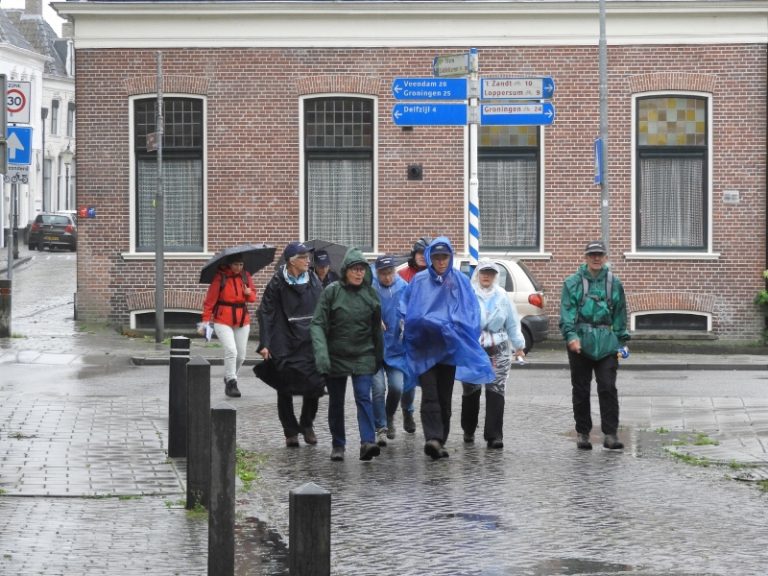 Wandelaars omarmen de Fivelstadtocht