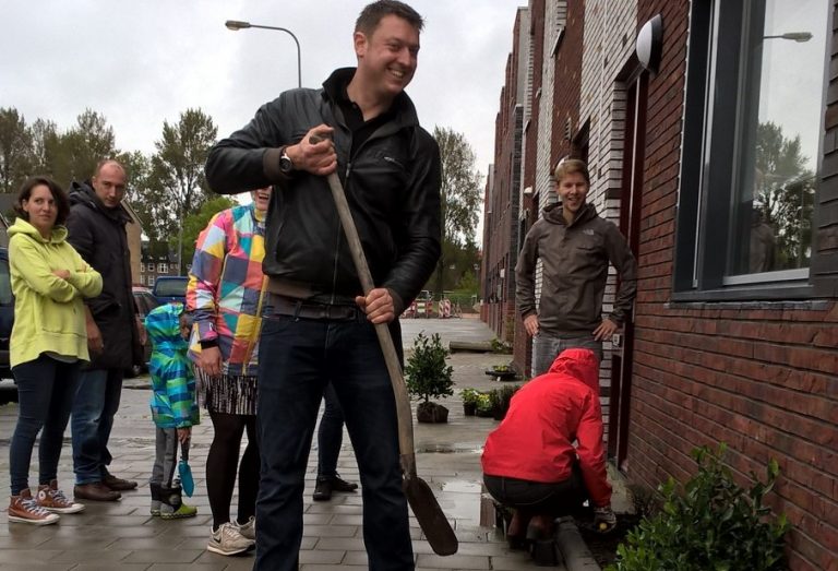 Operatie Steenbreek Bliksemactie: opnieuw versteende straat vergroend in Groningen